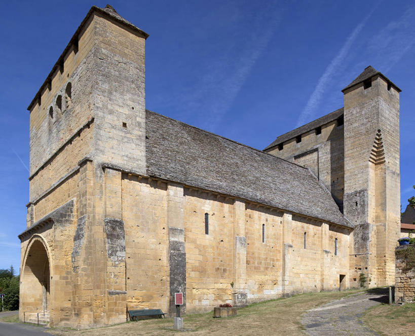 无人,教堂,横图,室外,白天,正面,旅游,度假,名胜古迹,标志建筑,道路,地标,建筑,路,法国,欧洲,阴影,节日,遗迹,光线,影子,墙,云,云朵,小路,交通,云彩,古迹,文化,文物,娱乐,建设,古建筑,墙壁,墙面,蓝色,白云,蓝天,天空,阳光,天,祈祷,享受,休闲,健康,旅游胜地,放松,许愿,宗教,信仰,晴朗,纪念,祈求,西欧,法兰西,信念,古文明,法兰西共和国,阿基坦,法兰西第五共和国,多尔多涅省,亚魁当,阿基坦大区,多尔多涅,平安,晴空,彩图,大教堂,礼拜堂,萨拉拉卡内达区,莱塞齐耶德泰阿克.西勒伊