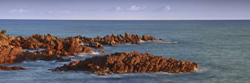 无人,横图,全景,室外,白天,正面,旅游,度假,海浪,海洋,石头,美景,沙滩,天际线,法国,欧洲,阴影,光线,沙子,石子,影子,海岸,景观,浪花,水平线,云,云朵,辽阔,海平线,沙地,云彩,娱乐,蓝色,白云,蓝天,天空,阳光,自然,海水,天,享受,休闲,广阔,景色,放松,晴朗,一望无际,西欧,法兰西,自然风光,海景,瓦尔省,法兰西共和国,法兰西第五共和国,无边无际,一马平川,普罗旺斯.阿尔卑斯.蓝色海岸,普罗旺斯.阿尔卑斯.蓝色海岸大区,瓦尔,大海,风浪,海,海水的波动,海滩,近岸浪,石块,岩石,涌浪,晴空,彩图,圣拉斐尔,水天相接,水天一线