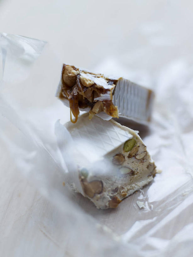 无人,竖图,俯视,室内,特写,白天,阴影,朦胧,模糊,反射,包装,包装纸,影子,纸,食品,糖,糖果,甜点,甜品,纸张,食物,两个,甜食,包装材料,牛轧糖,鸟结糖,纽结糖,彩图,高角度拍摄