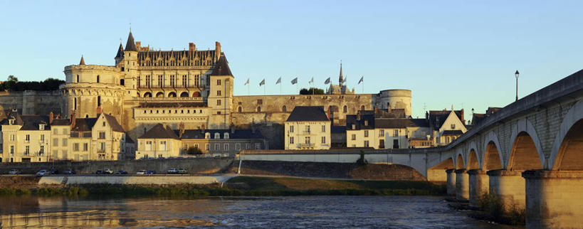 无人,家,横图,室外,白天,正面,旅游,度假,河流,名胜古迹,水,别墅,窗户,标志建筑,地标,建筑,桥梁,旗帜,法国,欧洲,一排,阴影,波纹,遗迹,整齐,飘扬,光线,影子,堡垒,城堡,房屋,墙,屋子,河水,水流,公寓,桥,涟漪,古迹,文物,娱乐,旗子,建设,古建筑,石桥,洋房,楼房,玻璃窗,拱桥,墙壁,墙面,住宅,排列,蓝色,倒影,蓝天,水纹,天空,阳光,波浪,天,享受,休闲,旅游胜地,放松,拱形,晴朗,飘逸,人行桥,石拱桥,倒映,西欧,要塞,队列,法兰西,飞扬,古文明,万里无云,法兰西共和国,水晕,法兰西第五共和国,旌旗,旗号,反照,设防,安德尔.卢瓦尔省,中央大区,昂布瓦斯,晴空,晴空万里,彩图,房子,昂布瓦斯城堡