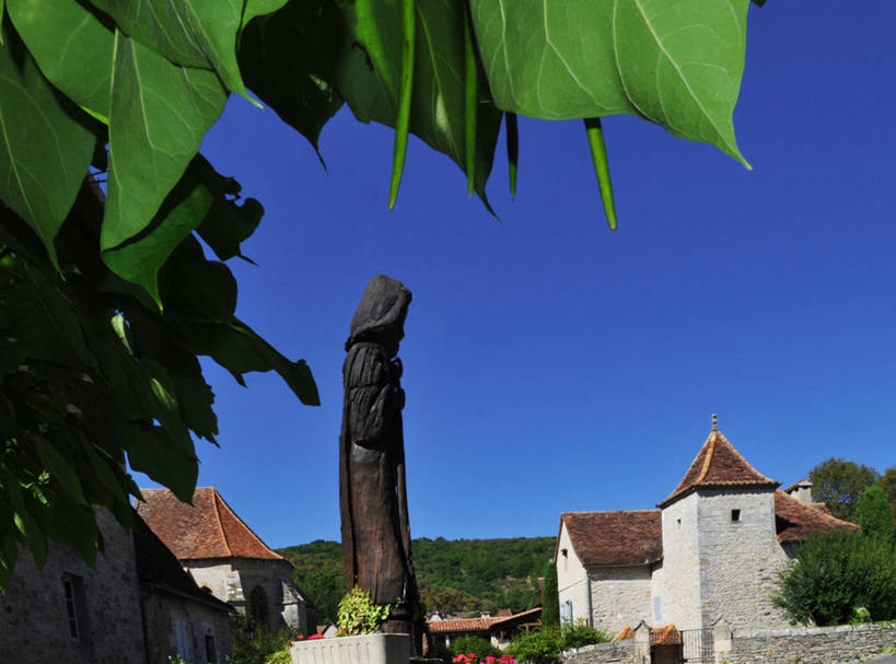 无人,家,横图,室外,白天,仰视,旅游,度假,植物,标志建筑,地标,建筑,叶子,雕塑,法国,欧洲,阴影,艺术,装饰,光线,雕刻,雕像,影子,房屋,屋子,绿叶,娱乐,建设,楼房,石雕,住宅,树,树木,蓝色,绿色,蓝天,天空,阳光,自然,工艺品,天,享受,休闲,嫩叶,旅游胜地,放松,生长,晴朗,成长,纪念,美术,西欧,法兰西,主题,陈列,万里无云,法兰西共和国,功能,美学,法兰西第五共和国,南部.比利牛斯,洛特省,南部.比利牛斯大区,叶,叶片,晴空,晴空万里,彩图,低角度拍摄,房子,埃斯帕尼亚克圣厄拉利耶