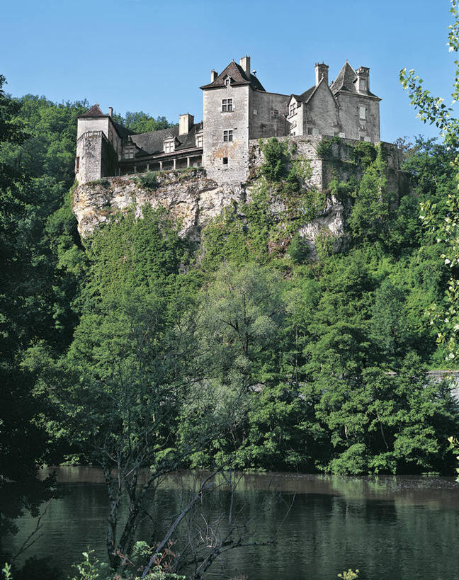 无人,家,竖图,室外,白天,正面,旅游,度假,河流,名胜古迹,树林,水,植物,标志建筑,地标,建筑,法国,欧洲,阴影,波纹,遗迹,光线,影子,堡垒,城堡,房屋,屋子,河水,水流,公寓,涟漪,古迹,文物,娱乐,建设,古建筑,洋房,楼房,住宅,树,树木,蓝色,绿色,倒影,蓝天,水纹,天空,阳光,自然,波浪,天,享受,休闲,旅游胜地,放松,生长,晴朗,成长,倒映,西欧,要塞,法兰西,古文明,万里无云,法兰西共和国,水晕,法兰西第五共和国,反照,南部.比利牛斯,设防,洛特省,南部.比利牛斯大区,晴空,晴空万里,彩图,房子