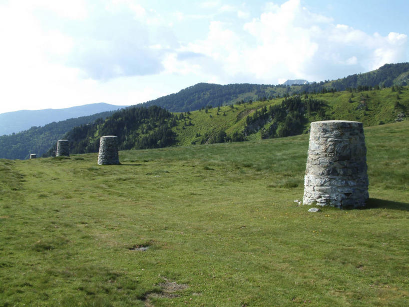 无人,横图,室外,白天,正面,旅游,度假,草地,草坪,石头,美景,山,山脉,植物,法国,欧洲,阴影,光线,石子,影子,景观,山峰,云,云朵,山峦,云彩,娱乐,草,树,树木,蓝色,绿色,白云,蓝天,天空,阳光,自然,群山,天,享受,休闲,景色,放松,生长,晴朗,成长,西欧,法兰西,自然风光,法兰西共和国,法兰西第五共和国,南部.比利牛斯,阿列日省,南部.比利牛斯大区,石块,岩石,晴空,彩图,富瓦区,屈埃里居