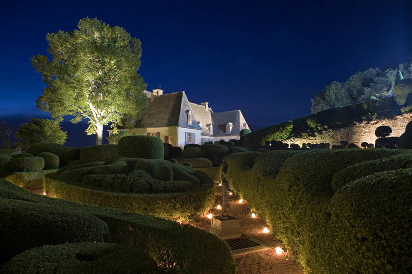 无人,家,横图,室外,夜晚,正面,旅游,度假,名胜古迹,树林,植物,标志建筑,地标,建筑,路灯,照明,法国,欧洲,阴影,遗迹,光线,影子,堡垒,城堡,房屋,屋子,公寓,灯光,古迹,文物,娱乐,建设,古建筑,洋房,楼房,住宅,灯,树,树木,蓝色,绿色,蓝天,天空,自然,天,享受,休闲,旅游胜地,放松,生长,成长,照亮,照明设备,西欧,要塞,法兰西,古文明,法兰西共和国,阿基坦,法兰西第五共和国,多尔多涅省,亚魁当,阿基坦大区,设防,多尔多涅,彩图,房子,萨拉拉卡内达区,韦扎克