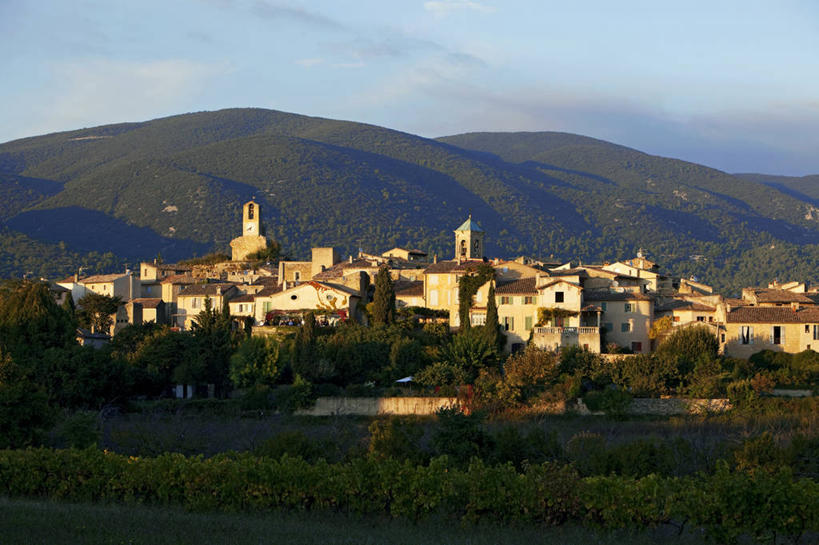 无人,家,横图,室外,白天,正面,旅游,度假,草地,草坪,美景,森林,山,山脉,树林,植物,法国,欧洲,阴影,光线,影子,房屋,屋子,景观,山峰,云,云朵,山峦,云彩,娱乐,楼房,住宅,草,树,树木,蓝色,绿色,白云,蓝天,天空,阳光,自然,群山,天,享受,休闲,景色,放松,生长,晴朗,成长,西欧,沃克吕兹省,法兰西,自然风光,法兰西共和国,法兰西第五共和国,普罗旺斯.阿尔卑斯.蓝色海岸,普罗旺斯.阿尔卑斯.蓝色海岸大区,晴空,彩图,房子,吕贝隆山区