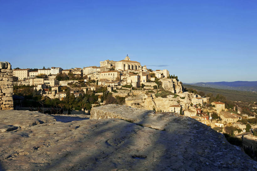 无人,家,横图,室外,白天,正面,旅游,度假,草地,草坪,石头,美景,植物,法国,欧洲,阴影,光线,石子,影子,房屋,屋子,景观,娱乐,楼房,住宅,草,树,树木,蓝色,绿色,蓝天,天空,阳光,自然,天,享受,休闲,景色,放松,生长,晴朗,成长,西欧,沃克吕兹省,法兰西,自然风光,万里无云,法兰西共和国,法兰西第五共和国,普罗旺斯.阿尔卑斯.蓝色海岸,普罗旺斯.阿尔卑斯.蓝色海岸大区,石块,岩石,晴空,晴空万里,彩图,房子,阿普特区,戈尔代