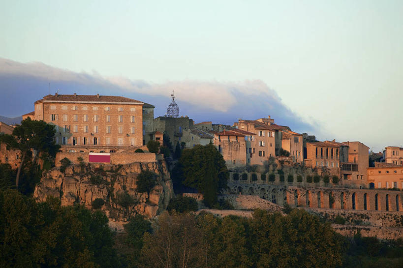 无人,家,横图,室外,白天,正面,旅游,度假,名胜古迹,日落,标志建筑,地标,建筑,法国,欧洲,遗迹,时间,时钟,堡垒,城堡,房屋,屋子,晚霞,霞光,落日,公寓,钟楼,计时,古迹,文物,娱乐,建设,古建筑,洋房,楼房,住宅,黄昏,钟表,享受,休闲,表,旅游胜地,彩霞,放松,西欧,沃克吕兹省,要塞,法兰西,古文明,法兰西共和国,法兰西第五共和国,塔钟,夕照,薄暮,普罗旺斯.阿尔卑斯.蓝色海岸,普罗旺斯.阿尔卑斯.蓝色海岸大区,设防,钟,夕阳,彩图,傍晚,房子,阿普特区,洛里,斜阳