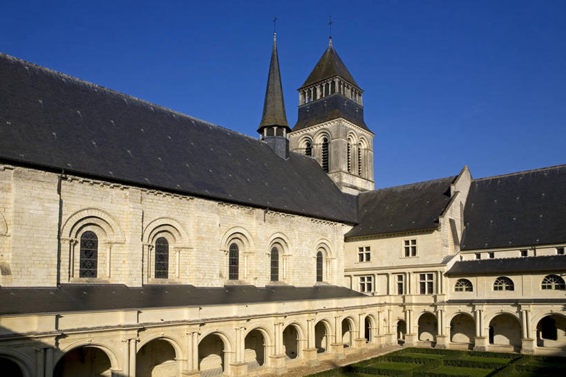 无人,横图,室外,白天,正面,旅游,度假,草地,草坪,名胜古迹,植物,门,标志建筑,地标,建筑,法国,欧洲,阴影,节日,遗迹,光线,瓦片,影子,墙,屋顶,拱门,顶棚,瓦,古迹,文化,文物,娱乐,建设,古建筑,墙壁,墙面,草,蓝色,绿色,蓝天,天空,阳光,门框,天,祈祷,享受,休闲,健康,旅游胜地,放松,许愿,宗教,建造,信仰,晴朗,纪念,祈求,基督教,西欧,天主教,法兰西,修道院,信念,古文明,屋瓦,万里无云,法兰西共和国,卢瓦尔河地区,法兰西第五共和国,卢瓦尔,卢瓦尔大区,卢瓦尔河大区,神学院,修院,隐修院,曼恩.卢瓦尔省,平安,晴空,晴空万里,彩图,索米尔区,丰泰夫罗拉拜埃