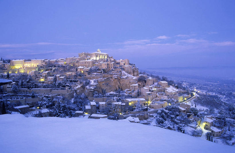 无人,家,横图,俯视,室外,白天,旅游,度假,美景,日落,雪,大雪,路灯,照明,法国,欧洲,阴影,光线,影子,房屋,屋子,积雪,景观,晚霞,霞光,雪景,冬季,冬天,落日,灯光,娱乐,楼房,住宅,灯,自然,黄昏,享受,休闲,景色,彩霞,放松,寒冷,照亮,照明设备,西欧,沃克吕兹省,法兰西,自然风光,法兰西共和国,法兰西第五共和国,严寒,夕照,薄暮,普罗旺斯.阿尔卑斯.蓝色海岸,普罗旺斯.阿尔卑斯.蓝色海岸大区,夕阳,彩图,高角度拍摄,傍晚,房子,阿普特区,戈尔代,斜阳