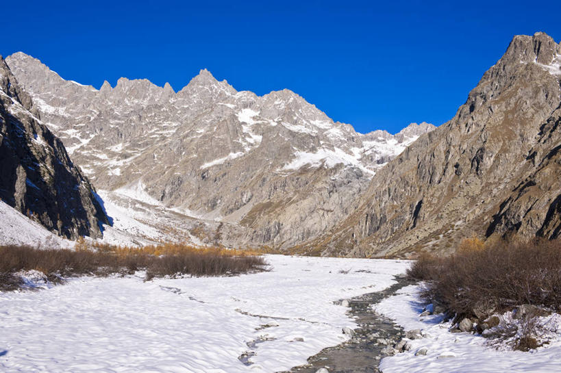 无人,横图,室外,白天,正面,旅游,度假,河流,石头,美景,山,水,雪,雪山,植物,大雪,法国,欧洲,阴影,枯萎,光线,石子,影子,冰,河水,积雪,景观,山峰,水流,雪景,冬季,冬天,枯草,山峦,娱乐,草,黄色,蓝色,蓝天,天空,小溪,阳光,自然,天,溪水,享受,休闲,景色,放松,寒冷,晴朗,冰冷,西欧,法兰西,自然风光,万里无云,法兰西共和国,法兰西第五共和国,严寒,冰凉,酷寒,凛冽,凛凛,极冷,普罗旺斯.阿尔卑斯.蓝色海岸,普罗旺斯.阿尔卑斯.蓝色海岸大区,上阿尔卑斯省,石块,岩石,晴空,晴空万里,彩图,瓦卢伊斯,布里昂松区