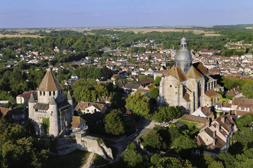 无人,家,教堂,横图,俯视,航拍,室外,白天,旅游,度假,草地,草坪,名胜古迹,树林,植物,标志建筑,地标,建筑,法国,欧洲,阴影,节日,遗迹,光线,影子,房屋,屋子,云,云朵,云彩,古迹,文化,文物,娱乐,建设,古建筑,楼房,住宅,草,树,树木,蓝色,绿色,白云,蓝天,天空,阳光,自然,天,祈祷,享受,休闲,健康,旅游胜地,放松,许愿,宗教,信仰,生长,晴朗,成长,纪念,祈求,西欧,鸟瞰,法兰西,信念,古文明,法兰西共和国,法兰西第五共和国,法兰西岛,法兰西岛大区,塞纳.马恩省,平安,晴空,彩图,高角度拍摄,房子,大教堂,礼拜堂,普罗万