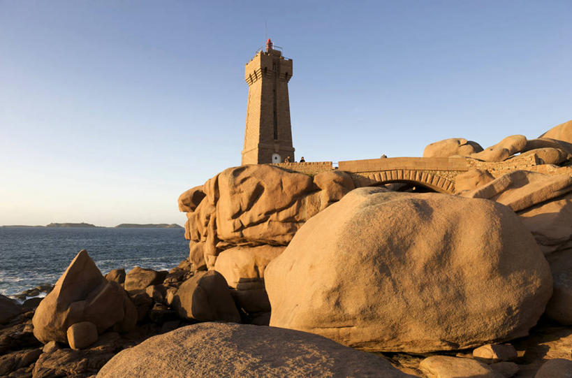 无人,横图,室外,白天,正面,旅游,度假,海浪,海洋,石头,美景,沙滩,道路,法国,欧洲,阴影,光线,信息,沙子,石子,影子,海岸,景观,浪花,灯塔,交通,沙地,方向,娱乐,蓝色,蓝天,天空,阳光,自然,海水,天,享受,休闲,景色,放松,晴朗,引导,指引,布列塔尼,西欧,法兰西,自然风光,海景,万里无云,法兰西共和国,法兰西第五共和国,布列塔尼半岛,航标,布列塔尼地区,阿摩尔滨海省,玫瑰海岸,大海,风浪,海,海水的波动,海滩,近岸浪,石块,岩石,涌浪,晴空,晴空万里,彩图,导航