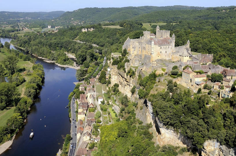 无人,家,横图,俯视,航拍,室外,白天,旅游,度假,河流,石头,名胜古迹,森林,树林,水,植物,标志建筑,地标,建筑,法国,欧洲,阴影,遗迹,光线,石子,影子,堡垒,城堡,房屋,屋子,河水,水流,悬崖,古迹,文物,娱乐,建设,古建筑,楼房,住宅,树,树木,蓝色,绿色,倒影,蓝天,天空,阳光,自然,天,享受,休闲,旅游胜地,放松,生长,晴朗,成长,倒映,西欧,要塞,鸟瞰,法兰西,古文明,万里无云,法兰西共和国,阿基坦,法兰西第五共和国,绝壁,反照,多尔多涅省,亚魁当,阿基坦大区,设防,多尔多涅,石块,岩石,晴空,晴空万里,彩图,高角度拍摄,房子,贝纳克和卡泽纳克,萨拉拉卡内达区