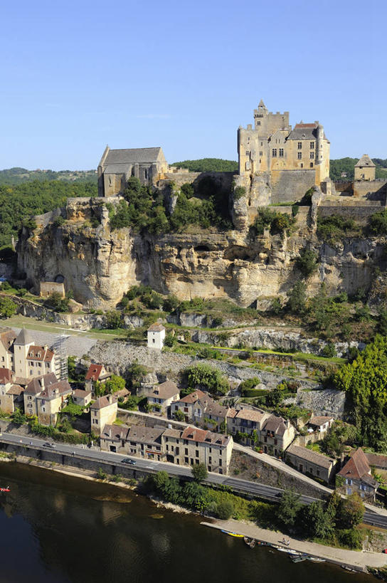 无人,家,竖图,俯视,航拍,室外,白天,旅游,度假,河流,石头,名胜古迹,树林,水,植物,标志建筑,地标,建筑,法国,欧洲,阴影,遗迹,光线,石子,影子,堡垒,城堡,房屋,屋子,河水,水流,悬崖,古迹,文物,娱乐,建设,古建筑,楼房,住宅,树,树木,蓝色,绿色,蓝天,天空,阳光,自然,天,享受,休闲,旅游胜地,放松,生长,晴朗,成长,西欧,要塞,鸟瞰,法兰西,古文明,万里无云,法兰西共和国,阿基坦,法兰西第五共和国,绝壁,多尔多涅省,亚魁当,阿基坦大区,设防,多尔多涅,石块,岩石,晴空,晴空万里,彩图,高角度拍摄,房子,贝纳克和卡泽纳克,萨拉拉卡内达区