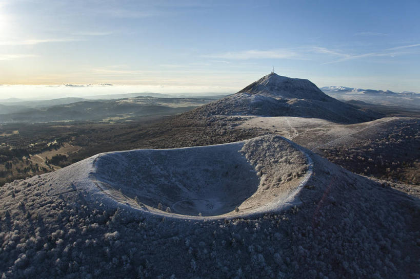 无人,横图,俯视,航拍,室外,白天,旅游,度假,火山,美景,山,雪,雪山,大雪,法国,欧洲,阴影,光线,影子,冰,积雪,景观,山顶,山峰,雪景,云,云朵,冬季,冬天,山峦,云彩,娱乐,蓝色,白云,蓝天,天空,阳光,自然,天,享受,休闲,景色,放松,寒冷,晴朗,冰冷,西欧,鸟瞰,法兰西,自然风光,法兰西共和国,法兰西第五共和国,严寒,冰凉,酷寒,凛冽,凛凛,极冷,颠峰,极峰,奥弗涅,奥弗涅大区,活火山,晴空,彩图,高角度拍摄,奥尔西内,多姆山省