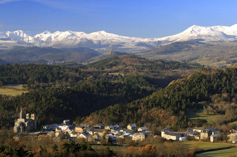 无人,家,教堂,横图,室外,白天,正面,旅游,度假,草地,草坪,名胜古迹,森林,山,树林,雪,雪山,植物,大雪,标志建筑,地标,建筑,法国,欧洲,阴影,节日,遗迹,光线,影子,房屋,屋子,冰,积雪,山峰,雪景,云,云朵,冬季,冬天,山峦,云彩,古迹,文化,文物,娱乐,建设,古建筑,楼房,住宅,草,树,树木,蓝色,绿色,白云,蓝天,天空,阳光,自然,天,祈祷,享受,休闲,健康,旅游胜地,放松,寒冷,许愿,宗教,信仰,生长,晴朗,成长,纪念,祈求,冰冷,西欧,法兰西,信念,古文明,法兰西共和国,法兰西第五共和国,严寒,冰凉,酷寒,凛冽,凛凛,极冷,奥弗涅,奥弗涅大区,平安,晴空,彩图,房子,大教堂,礼拜堂,多姆山省