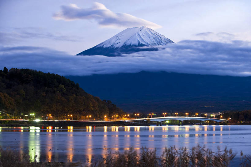 无人,横图,室外,白天,正面,旅游,度假,湖,湖泊,火山,美景,日落,山,水,雪,雪山,植物,大雪,路灯,照明,富士山,日本,亚洲,阴影,波纹,光线,影子,冰,湖面,积雪,景观,山峰,水流,水面,晚霞,霞光,雪景,冬季,冬天,落日,灯光,涟漪,山峦,娱乐,灯,树,树木,绿色,倒影,水纹,自然,黄昏,波浪,湖水,享受,休闲,景色,彩霞,放松,寒冷,生长,成长,照亮,冰冷,倒映,照明设备,自然风光,东亚,本州,本州岛,日本国,中部地方,山梨,山梨县,水晕,严寒,冰凉,酷寒,凛冽,凛凛,极冷,富士五湖,夕照,反照,薄暮,活火山,夕阳,彩图,傍晚,河口湖,南都留郡,斜阳,富士河口湖町
