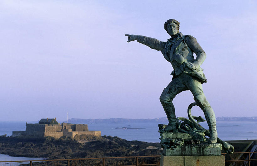 西方人,一个人,无人,站,横图,室外,白天,正面,旅游,度假,海浪,海洋,石头,沙滩,标志建筑,地标,建筑,雕塑,法国,欧洲,欧洲人,仅一个男性,仅一个人,指,阴影,服装,艺术,装饰,光线,雕刻,雕像,沙子,石子,影子,海岸,浪花,沙地,方向,娱乐,建设,仅一个年轻男性,衣服,蓝色,蓝天,天空,阳光,海水,工艺品,天,手势,站着,享受,休闲,旅游胜地,放松,服饰,晴朗,纪念,美术,指向,衣着,食指,布列塔尼,西欧,圣马洛,穿着,法兰西,主题,陈列,海景,万里无云,法兰西共和国,一尊,首府,功能,美学,法兰西第五共和国,衣饰,布列塔尼地区,伊勒.维莱讷省,男人,男性,年轻男性,白种人,大海,风浪,海,海水的波动,海滩,近岸浪,石块,岩石,涌浪,晴空,晴空万里,站立,彩图,全身,圣马洛区,圣马罗