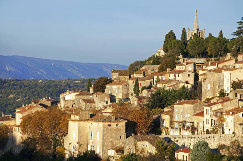 无人,家,教堂,横图,室外,白天,正面,旅游,度假,草地,草坪,名胜古迹,植物,标志建筑,地标,建筑,法国,欧洲,阴影,节日,遗迹,时间,光线,时钟,影子,房屋,墙,屋子,钟楼,计时,古迹,文化,文物,娱乐,建设,古建筑,楼房,墙壁,墙面,住宅,草,树,树木,蓝色,绿色,灰色,蓝天,天空,阳光,自然,钟表,天,祈祷,享受,休闲,健康,表,旅游胜地,放松,许愿,宗教,信仰,生长,晴朗,成长,纪念,祈求,西欧,沃克吕兹省,法兰西,信念,古文明,万里无云,法兰西共和国,法兰西第五共和国,塔钟,普罗旺斯.阿尔卑斯.蓝色海岸,普罗旺斯.阿尔卑斯.蓝色海岸大区,博尼约,平安,钟,晴空,晴空万里,彩图,房子,大教堂,礼拜堂,奔牛村