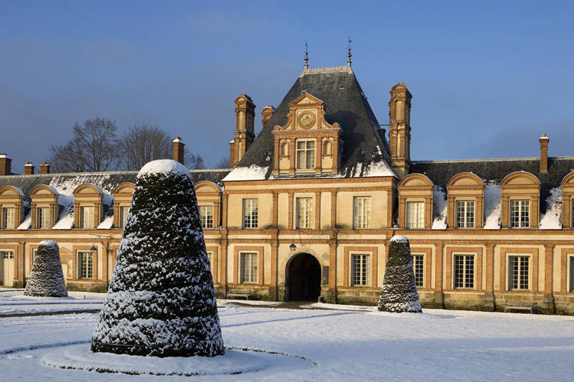 无人,横图,室外,白天,正面,旅游,度假,雪,大雪,窗户,标志建筑,道路,地标,建筑,路,法国,欧洲,一排,许多,阴影,整齐,并列,并排,光线,影子,柱子,堡垒,城堡,墙,屋顶,积雪,雪景,云,云朵,冬季,冬天,小路,交通,很多,云彩,顶棚,娱乐,建设,玻璃窗,墙壁,墙面,排列,蓝色,灰色,白云,蓝天,天空,阳光,天,享受,休闲,旅游胜地,放松,寒冷,晴朗,西欧,要塞,队列,法兰西,平行,法兰西共和国,法兰西第五共和国,严寒,法兰西岛,枫丹白露,枫丹白露镇,法兰西岛大区,设防,塞纳.马恩省,晴空,彩图