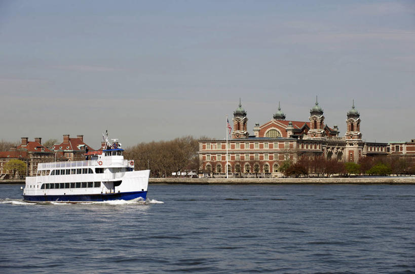 帆船,无人,家,横图,室外,白天,正面,度假,海浪,海洋,美景,日落,植物,城市风光,城市,船,纽约,美国,一艘,波纹,飞溅,溅,液体,房屋,墙,屋子,景观,浪花,水滴,晚霞,霞光,落日,塔,娱乐,楼房,墙壁,墙面,住宅,水珠,树,树木,绿色,灰色,水纹,自然,海水,黄昏,船尾波,交通工具,波浪,享受,休闲,景色,彩霞,放松,生长,成长,北美,北美洲,喷洒,载具,美洲,海景,纽约市,纽约州,帝国之州,帝国州,北亚美利加洲,亚美利加洲,夕照,薄暮,大海,风浪,海,海水的波动,近岸浪,涌浪,夕阳,彩图,傍晚,房子,美利坚合众国,斜阳