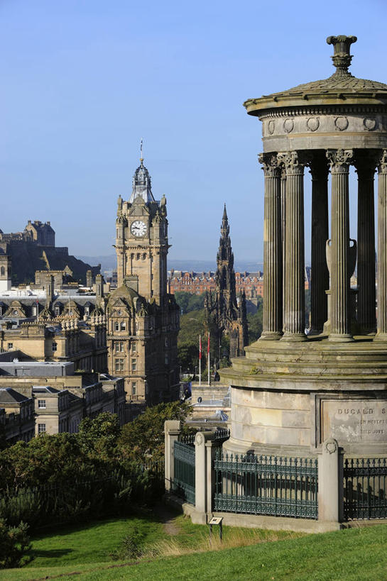 无人,家,竖图,室外,白天,正面,旅游,度假,草地,草坪,名胜古迹,植物,标志建筑,地标,建筑,英国,欧洲,阴影,遗迹,光线,影子,堡垒,城堡,房屋,屋顶,屋子,塔,首都,顶棚,古迹,文物,娱乐,建设,古建筑,楼房,苏格兰,住宅,草,树,树木,蓝色,绿色,蓝天,天空,阳光,自然,天,享受,休闲,旅游胜地,放松,生长,晴朗,成长,西欧,要塞,大不列颠,古文明,大不列颠及北爱尔兰联合王国,万里无云,首府,苏格兰王国,爱丁堡,设防,卡尔顿山,晴空,晴空万里,彩图,房子,爱丁堡新城,大不列颠王国,大英帝国,联合王国,日不落帝国