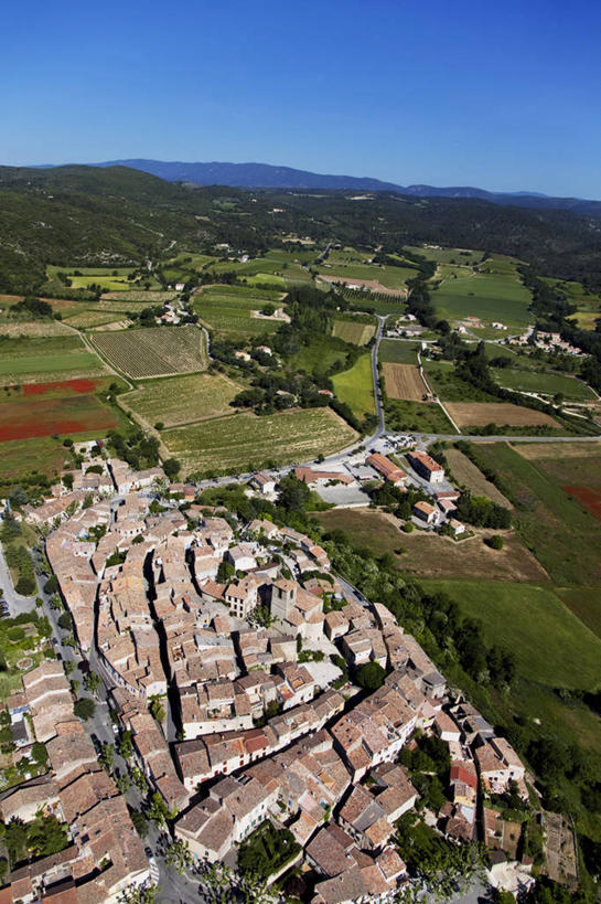 无人,家,竖图,俯视,航拍,室外,白天,度假,草地,草坪,美景,植物,城市风光,城市,法国,欧洲,阴影,光线,影子,房屋,屋顶,屋子,景观,褐色,顶棚,娱乐,楼房,住宅,草,树,树木,蓝色,绿色,蓝天,天空,阳光,自然,天,享受,休闲,景色,放松,生长,晴朗,成长,西欧,沃克吕兹省,鸟瞰,法兰西,万里无云,法兰西共和国,法兰西第五共和国,普罗旺斯.阿尔卑斯.蓝色海岸,普罗旺斯.阿尔卑斯.蓝色海岸大区,晴空,晴空万里,彩图,高角度拍摄,房子,阿普特区,博蒙德佩尔蒂伊