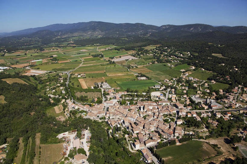 无人,家,横图,俯视,室外,白天,度假,草地,草坪,美景,山,山脉,植物,城市风光,城市,法国,欧洲,阴影,光线,影子,房屋,屋顶,屋子,景观,山峰,山峦,顶棚,娱乐,楼房,住宅,草,树,树木,蓝色,绿色,蓝天,天空,阳光,自然,群山,天,享受,休闲,景色,放松,生长,晴朗,成长,西欧,沃克吕兹省,法兰西,万里无云,法兰西共和国,法兰西第五共和国,普罗旺斯.阿尔卑斯.蓝色海岸,普罗旺斯.阿尔卑斯.蓝色海岸大区,晴空,晴空万里,彩图,高角度拍摄,房子,阿普特区,博蒙德佩尔蒂伊