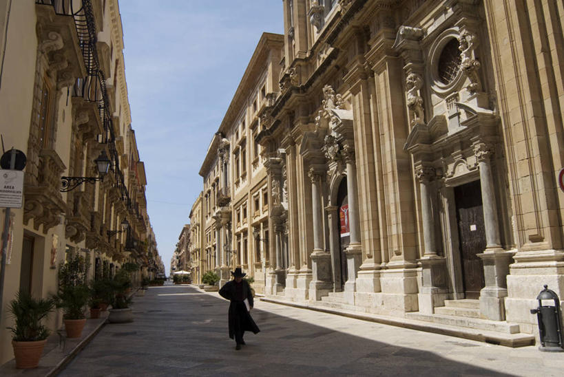 西方人,一个人,教堂,走,横图,室外,白天,仰视,旅游,度假,名胜古迹,门,标志建筑,地标,建筑,雕塑,意大利,欧洲,欧洲人,仅一个男性,仅一个人,行人,阴影,服装,节日,遗迹,艺术,装饰,光线,雕刻,雕像,影子,柱子,墙,云,云朵,云彩,休闲装,古迹,文化,文物,娱乐,建设,古建筑,路人,墙壁,墙面,仅一个年轻男性,衣服,蓝色,灰色,白云,蓝天,天空,阳光,工艺品,门框,天,祈祷,享受,休闲,健康,休闲服,旅游胜地,放松,许愿,宗教,服饰,信仰,晴朗,纪念,祈求,美术,西西里,南欧,主题,陈列,信念,古文明,意大利共和国,首府,西西里岛,功能,美学,特拉帕尼,过客,特拉帕尼省,平安,男人,男性,年轻男性,白种人,晴空,步行,散步,走路,彩图,低角度拍摄,全身,大教堂,礼拜堂