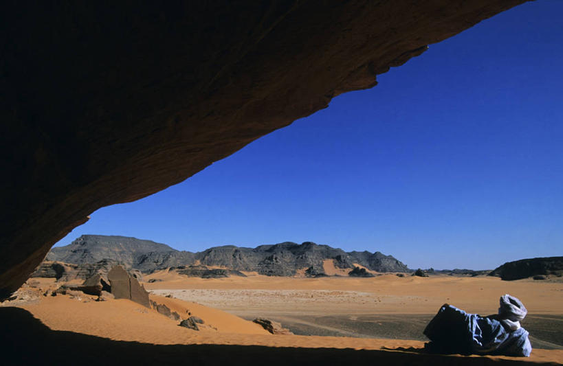 西方人,一个人,躺,横图,室外,白天,旅游,度假,建材,石头,美景,山,山脉,建筑,欧洲,非洲,利比亚,黑人,欧洲人,仅一个男性,仅一个人,阴影,服装,光线,材料,沙子,石子,影子,景观,沙,山峰,悬崖,山峦,休闲装,娱乐,仅一个年轻男性,背面,衣服,蓝色,蓝天,天空,阳光,自然,群山,天,享受,休闲,休闲服,景色,放松,建造,服饰,晴朗,砂,矿产,自然风光,北非,万里无云,绝壁,阿非利加洲,撒哈拉沙漠,撒哈拉大沙漠,费赞,卧着,男人,男性,年轻男性,非洲人,石块,岩石,晴空,晴空万里,躺着,卧,彩图,全身