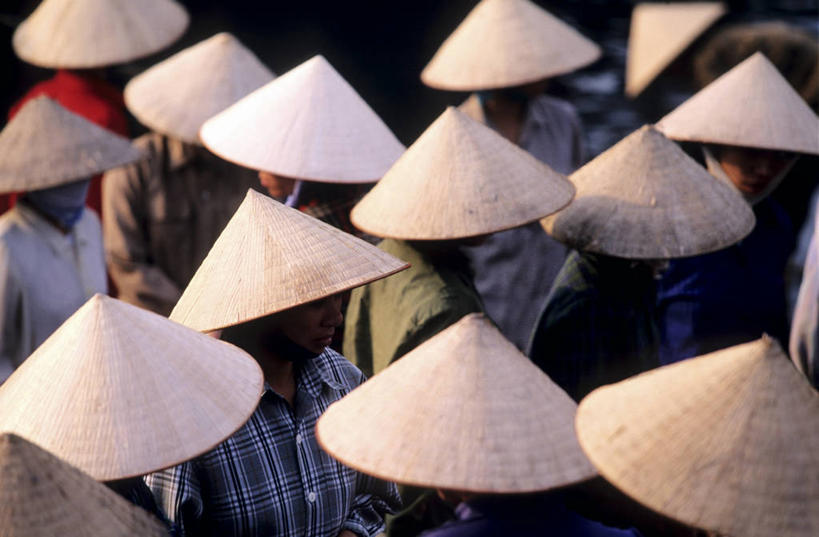 东方人,站,横图,俯视,室外,白天,帽子,越南,亚洲,许多,行人,阴影,服装,光线,影子,很多,许多人,休闲装,黄种人,路人,斗笠,排列,衣服,阳光,站着,一群人,休闲,休闲服,遮阳,服饰,东南亚,越南社会主义共和国,摆列,广宁省,笠帽,过客,男人,男性,年轻男性,年轻女性,女人,女性,亚洲人,站立,半身,彩图,高角度拍摄,编结帽,箬笠,蔽雨,布列,分列