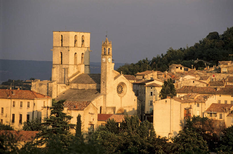 无人,家,教堂,横图,室外,白天,正面,旅游,度假,名胜古迹,日落,山,山脉,植物,标志建筑,地标,建筑,法国,欧洲,节日,遗迹,时间,时钟,瓦片,房屋,墙,屋顶,屋檐,屋子,山峰,晚霞,乌云,霞光,云,阴天,云朵,落日,钟楼,山峦,计时,云彩,顶棚,古迹,文化,文物,娱乐,建设,古建筑,楼房,檐,墙壁,墙面,住宅,树,树木,绿色,灰色,天空,自然,黄昏,钟表,群山,天,祈祷,享受,休闲,健康,表,旅游胜地,彩霞,放松,许愿,宗教,信仰,生长,成长,纪念,祈求,昏暗,阴沉,西欧,法兰西,信念,古文明,法兰西共和国,法兰西第五共和国,塔钟,夕照,薄暮,普罗旺斯.阿尔卑斯.蓝色海岸,普罗旺斯.阿尔卑斯.蓝色海岸大区,上阿尔卑斯省,平安,钟,夕阳,彩图,傍晚,房子,大教堂,礼拜堂,福尔卡尔屈耶区,福尔卡尔屈耶县,福卡尔基耶,斜阳