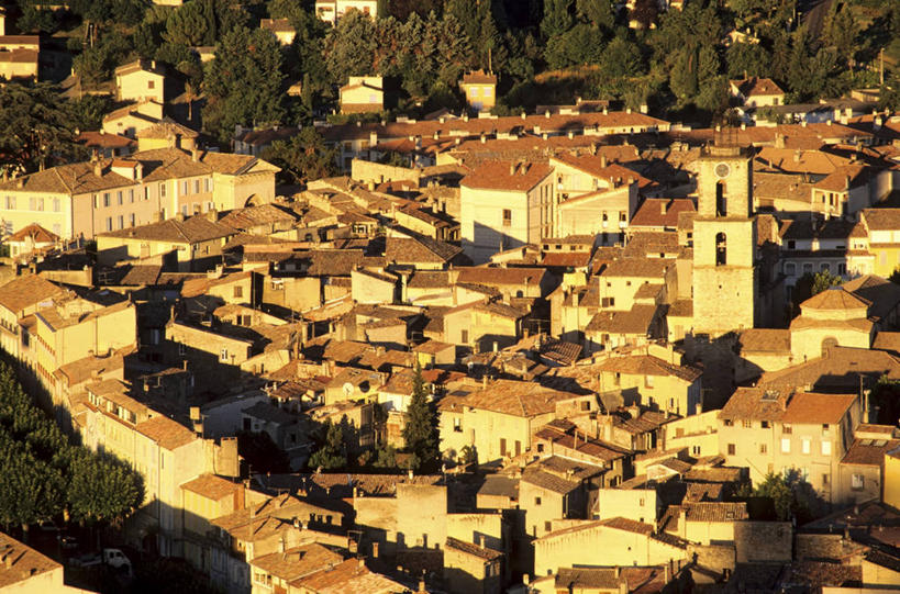 无人,家,教堂,横图,俯视,室外,白天,旅游,度假,美景,植物,城市风光,城市,建筑,法国,欧洲,阴影,节日,时间,光线,时钟,瓦片,影子,房屋,墙,屋顶,屋檐,屋子,景观,公寓,建筑群,钟楼,计时,顶棚,文化,娱乐,建设,洋房,楼房,檐,墙壁,墙面,住宅,树,树木,绿色,白色,阳光,自然,钟表,祈祷,享受,休闲,健康,表,景色,放松,许愿,宗教,信仰,生长,成长,纪念,祈求,西欧,法兰西,信念,法兰西共和国,法兰西第五共和国,塔钟,普罗旺斯.阿尔卑斯.蓝色海岸,普罗旺斯.阿尔卑斯.蓝色海岸大区,平安,钟,彩图,高角度拍摄,房子,大教堂,礼拜堂,上普罗旺斯阿尔卑斯省,芒奥斯屈埃