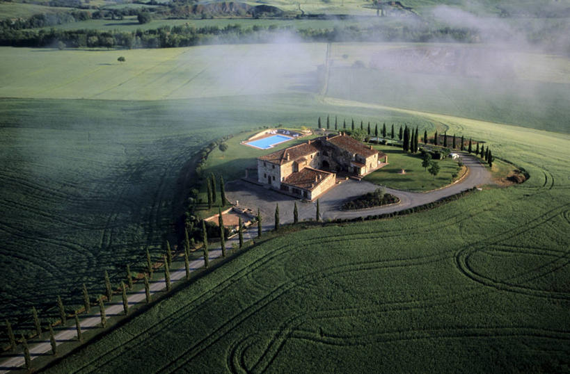 无人,家,农田,栏杆,横图,俯视,航拍,室外,白天,旅游,度假,庄稼,农作物,美景,雾,道路,路,意大利,欧洲,阴影,朦胧,模糊,光线,瓦片,影子,房屋,屋顶,屋檐,屋子,景观,围栏,小路,褐色,交通,顶棚,娱乐,护栏,楼房,檐,住宅,阳光,自然,享受,休闲,景色,放松,迷雾,托斯卡纳,锡耶纳,鸟瞰,南欧,自然风光,意大利共和国,托斯卡纳大区,大雾,彩图,高角度拍摄,耕地,庄稼田,房子,阿米亚塔山,奥尔恰谷