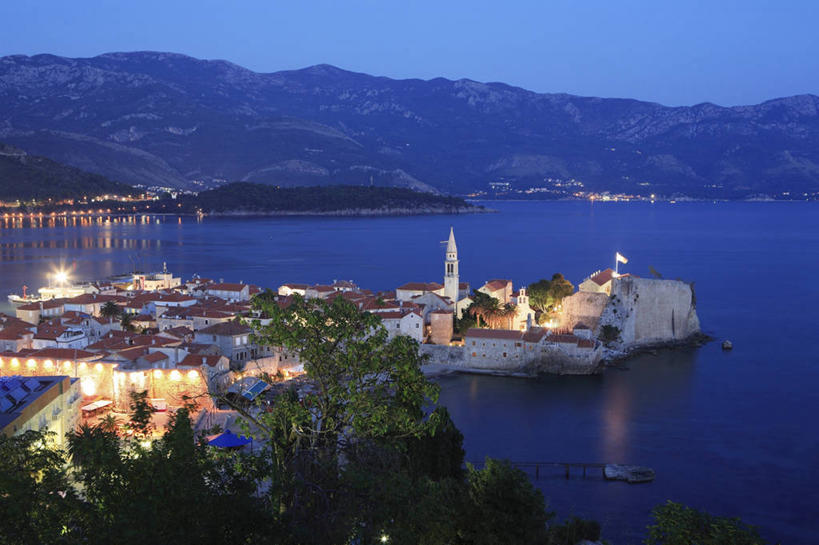 无人,家,横图,俯视,室外,夜晚,旅游,度假,海浪,海洋,美景,山,山脉,植物,路灯,轮船,船,照明,欧洲,一艘,阴影,波纹,飞溅,溅,光线,木板,瓦片,液体,影子,房屋,屋顶,屋檐,屋子,景观,浪花,山峰,水滴,桥,灯光,褐色,木桥,山峦,顶棚,娱乐,楼房,檐,住宅,栈桥,灯,水珠,树,树木,绿色,水纹,自然,海水,船尾波,交通工具,波浪,群山,享受,休闲,景色,放松,生长,成长,人行桥,木板桥,照亮,照明设备,喷洒,自然风光,载具,海景,黑山,黑山共和国,布德瓦,大海,风浪,海,海水的波动,近岸浪,涌浪,彩图,高角度拍摄,房子