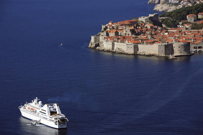 无人,家,横图,俯视,航拍,室外,白天,旅游,度假,海浪,海洋,美景,轮船,船,欧洲,克罗地亚,一艘,阴影,波纹,飞溅,溅,光线,液体,影子,房屋,墙,屋顶,屋子,景观,浪花,水滴,褐色,顶棚,娱乐,楼房,墙壁,墙面,住宅,水珠,灰色,水纹,阳光,自然,海水,船尾波,交通工具,波浪,享受,休闲,景色,放松,鸟瞰,喷洒,自然风光,载具,海景,首府,杜布罗夫尼克,克罗地亚共和国,拉古萨,达尔马提亚,达尔马提亚群岛,大海,风浪,海,海水的波动,近岸浪,涌浪,彩图,高角度拍摄,房子,杜布罗夫尼克.内雷特瓦县