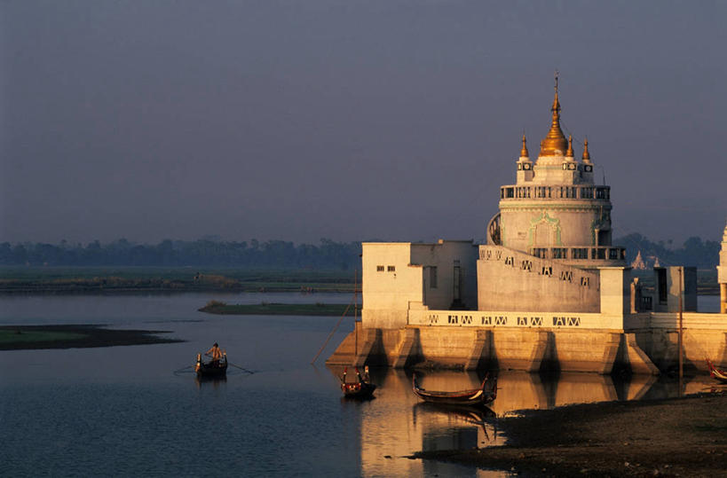 无人,横图,室外,白天,正面,旅游,度假,湖,湖泊,名胜古迹,日落,水,植物,标志建筑,地标,建筑,船,缅甸,亚洲,一艘,波纹,飞溅,遗迹,溅,液体,堡垒,城堡,墙,屋顶,湖面,水滴,水流,水面,晚霞,霞光,落日,木船,顶棚,古迹,文物,娱乐,建设,古建筑,墙壁,墙面,水珠,树,树木,绿色,灰色,倒影,水纹,自然,黄昏,船尾波,交通工具,波浪,湖水,享受,休闲,旅游胜地,彩霞,放松,东南亚,生长,成长,倒映,舟,要塞,喷洒,载具,古文明,缅甸联邦,夕照,反照,薄暮,设防,曼德勒省,阿马拉布拉古城,夕阳,彩图,傍晚,斜阳