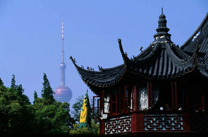无人,家,横图,室外,白天,仰视,旅游,度假,名胜古迹,植物,标志建筑,地标,建筑,上海,中国,亚洲,阴影,遗迹,光线,瓦片,影子,柱子,房屋,屋顶,屋檐,屋子,塔,顶棚,古迹,文物,娱乐,建设,东方明珠,古建筑,浦东,楼房,檐,住宅,树,树木,湖心亭,蓝色,绿色,蓝天,天空,阳光,自然,豫园,天,享受,休闲,旅游胜地,放松,生长,晴朗,成长,申,电视塔,黄浦区,金融中心,陆家嘴,陆家嘴金融贸易区,浦东新区,古文明,东亚,东方明珠广播电视塔,东方明珠电视塔,上海市,万里无云,中华人民共和国,沪,华东地区,晴空,晴空万里,彩图,低角度拍摄,房子,豫园湖心亭茶楼,东方明珠塔