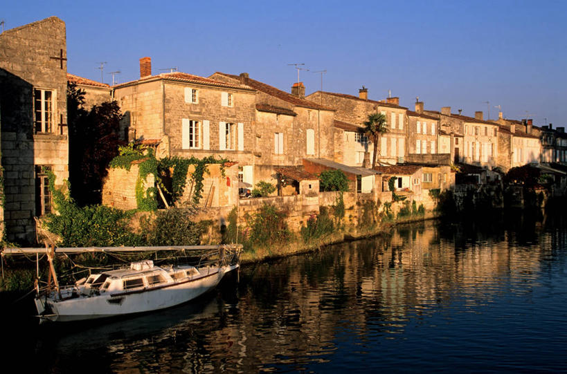 无人,家,横图,室外,白天,正面,度假,河流,美景,水,植物,城市风光,城市,轮船,船,法国,欧洲,一艘,阴影,波纹,飞溅,溅,光线,瓦片,液体,影子,房屋,墙,屋顶,屋檐,屋子,河水,景观,水滴,水流,顶棚,娱乐,楼房,檐,墙壁,墙面,住宅,水珠,树,树木,蓝色,绿色,灰色,倒影,蓝天,水纹,天空,阳光,自然,船尾波,交通工具,波浪,天,享受,休闲,景色,放松,生长,晴朗,成长,倒映,西欧,喷洒,法兰西,载具,万里无云,法兰西共和国,法兰西第五共和国,反照,滨海夏朗德省,晴空,晴空万里,彩图,房子,圣让当热利区,圣萨维尼安