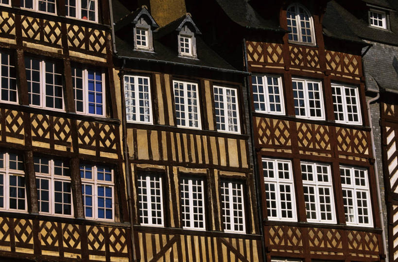 无人,家,横图,室外,白天,仰视,度假,美景,窗户,城市风光,城市,法国,欧洲,一排,许多,阴影,整齐,并列,并排,光线,方格,格子,影子,房屋,墙,屋子,景观,褐色,很多,娱乐,楼房,玻璃窗,墙壁,墙面,住宅,排列,阳光,享受,休闲,景色,放松,布列塔尼,西欧,队列,法兰西,平行,法兰西共和国,首府,法兰西第五共和国,布列塔尼地区,雷恩,伊勒.维莱讷省,彩图,低角度拍摄,房子