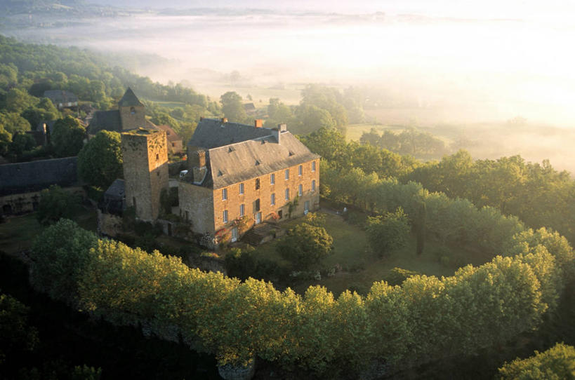 无人,教堂,横图,俯视,航拍,室外,白天,旅游,度假,名胜古迹,山,山脉,植物,雾,标志建筑,地标,建筑,法国,欧洲,阴影,节日,朦胧,模糊,遗迹,光线,瓦片,影子,墙,屋顶,屋檐,山峰,云,云朵,山峦,云彩,顶棚,古迹,文化,文物,娱乐,建设,古建筑,檐,墙壁,墙面,树,树木,蓝色,绿色,灰色,白云,蓝天,天空,阳光,自然,群山,天,祈祷,享受,休闲,健康,旅游胜地,放松,许愿,宗教,信仰,生长,晴朗,成长,纪念,祈求,迷雾,西欧,鸟瞰,法兰西,信念,古文明,法兰西共和国,法兰西第五共和国,南部.比利牛斯,洛特省,南部.比利牛斯大区,平安,大雾,晴空,彩图,高角度拍摄,大教堂,礼拜堂,古尔东区,卡瓦尼亚克