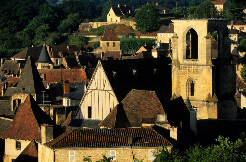 无人,家,教堂,横图,室外,白天,正面,度假,美景,植物,城市风光,城市,法国,欧洲,阴影,节日,时间,光线,时钟,瓦片,影子,房屋,屋顶,屋檐,屋子,景观,钟楼,计时,顶棚,文化,娱乐,楼房,檐,住宅,树,树木,绿色,阳光,自然,钟表,祈祷,享受,休闲,健康,表,景色,放松,许愿,宗教,信仰,生长,成长,纪念,祈求,西欧,法兰西,信念,法兰西共和国,阿基坦,法兰西第五共和国,塔钟,多尔多涅省,亚魁当,阿基坦大区,多尔多涅,平安,钟,彩图,房子,大教堂,礼拜堂,萨拉拉卡内达区,萨拉拉卡内达