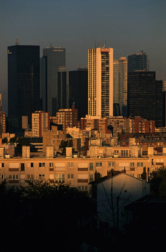 无人,家,高楼大厦,竖图,室外,白天,正面,度假,美景,日落,植物,城市风光,城市,大厦,建筑,摩天大楼,法国,欧洲,房屋,屋子,景观,晚霞,霞光,落日,建筑群,娱乐,建设,楼房,住宅,树,树木,绿色,天空,自然,黄昏,天,享受,休闲,景色,彩霞,放松,生长,成长,西欧,法兰西,法兰西共和国,法兰西第五共和国,拉德芳斯,法兰西岛,夕照,薄暮,法兰西岛大区,上塞纳省,夕阳,彩图,傍晚,房子,大楼,高层建筑,高楼,摩天楼,斜阳