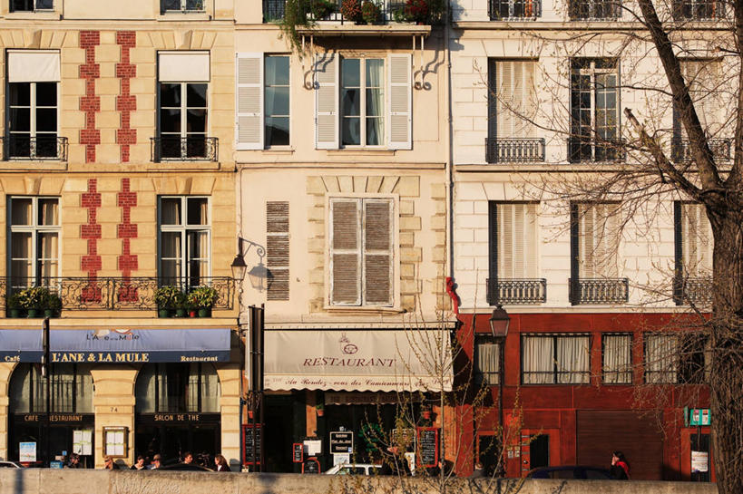 无人,家,栏杆,横图,室外,白天,正面,度假,美景,窗户,门,城市风光,城市,公共汽车,法国,巴黎,欧洲,一辆,阴影,光线,影子,房屋,墙,屋子,景观,围栏,巴士,公交车,首都,娱乐,护栏,楼房,玻璃窗,墙壁,墙面,住宅,车,红色,灰色,阳光,门框,交通工具,享受,休闲,景色,放松,西欧,法兰西,载具,咖啡店,咖啡屋,法兰西共和国,雨棚,法兰西第五共和国,法兰西岛,法兰西岛大区,彩图,房子,咖啡馆,巴黎省,巴黎市