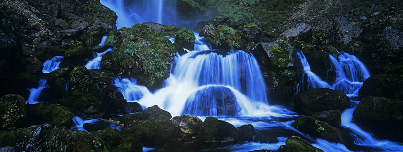 无人,横图,室外,白天,正面,旅游,度假,草地,草坪,礁石,石头,美景,瀑布,水,植物,法国,欧洲,阴影,飞溅,溅,光线,石子,液体,影子,景观,水滴,娱乐,水珠,草,绿色,阳光,自然,享受,休闲,景色,放松,西欧,喷洒,法兰西,自然风光,法兰西共和国,法兰西第五共和国,伊泽尔省,跌水,礁,石块,岩石,彩图,罗讷.阿尔卑斯,罗讷.阿尔卑斯大区