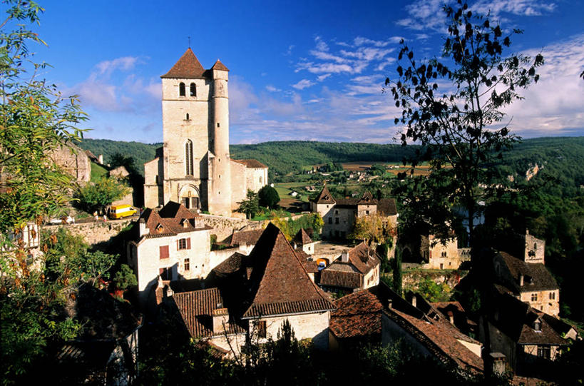 无人,家,教堂,横图,室外,白天,正面,旅游,度假,草地,草坪,名胜古迹,植物,标志建筑,地标,建筑,法国,欧洲,阴影,节日,遗迹,时间,光线,时钟,瓦片,影子,房屋,墙,屋顶,屋檐,屋子,云,云朵,钟楼,褐色,计时,云彩,顶棚,古迹,文化,文物,娱乐,建设,古建筑,楼房,檐,墙壁,墙面,住宅,草,树,树木,蓝色,绿色,白色,白云,蓝天,天空,阳光,自然,钟表,天,祈祷,享受,休闲,健康,表,旅游胜地,放松,许愿,宗教,信仰,生长,晴朗,成长,纪念,祈求,西欧,法兰西,信念,古文明,法兰西共和国,法兰西第五共和国,塔钟,南部.比利牛斯,洛特省,南部.比利牛斯大区,平安,钟,晴空,彩图,房子,大教堂,礼拜堂,圣西尔拉波皮耶