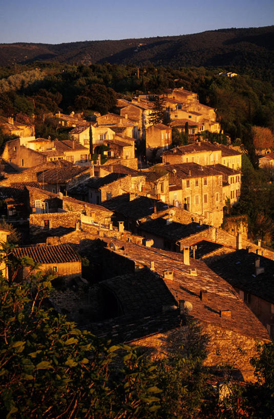 无人,家,竖图,俯视,室外,白天,度假,美景,日落,植物,城市风光,城市,法国,欧洲,许多,瓦片,房屋,墙,屋顶,屋檐,屋子,景观,晚霞,霞光,落日,褐色,很多,顶棚,娱乐,楼房,檐,墙壁,墙面,住宅,树,树木,排列,绿色,灰色,自然,黄昏,享受,休闲,景色,彩霞,放松,生长,成长,西欧,沃克吕兹省,法兰西,法兰西共和国,法兰西第五共和国,摆列,夕照,薄暮,普罗旺斯.阿尔卑斯.蓝色海岸,夕阳,彩图,高角度拍摄,傍晚,房子,阿普特区,梅内尔伯,布列,分列,斜阳