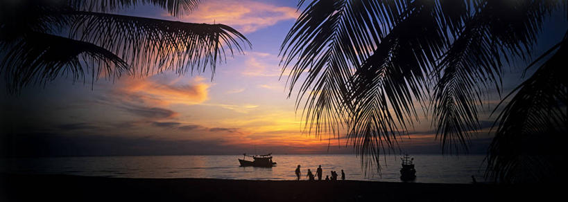 东方人,站,横图,室外,白天,正面,旅游,度假,海浪,海洋,美景,日落,沙滩,植物,船,棕榈树,叶子,越南,亚洲,五个人,一艘,行人,游客,游人,波纹,飞溅,服装,溅,沙子,液体,海岸,景观,浪花,水滴,晚霞,霞光,落日,木船,绿叶,沙地,许多人,背光,休闲装,黄种人,娱乐,路人,旅客,水珠,树,树木,衣服,绿色,水纹,自然,海水,黄昏,船尾波,交通工具,波浪,站着,一群人,享受,休闲,休闲服,嫩叶,景色,彩霞,放松,服饰,东南亚,生长,成长,舟,喷洒,自然风光,载具,逆光,海景,棕榈叶,越南社会主义共和国,夕照,薄暮,过客,富国岛,建江省,男人,男性,年轻男性,年轻女性,女人,女性,亚洲人,叶,叶片,大海,风浪,海,海水的波动,海滩,近岸浪,涌浪,夕阳,棕树,棕榈,站立,彩图,全身,傍晚,斜阳