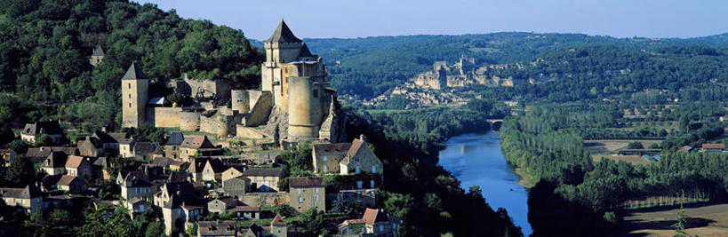 无人,家,横图,全景,室外,白天,正面,旅游,度假,草地,草坪,河流,名胜古迹,山,山脉,树林,水,天际线,植物,标志建筑,地标,建筑,法国,欧洲,阴影,遗迹,光线,影子,堡垒,城堡,房屋,墙,屋顶,屋子,河水,山峰,水流,山峦,顶棚,古迹,文物,娱乐,建设,古建筑,楼房,墙壁,墙面,住宅,草,树,树木,蓝色,绿色,灰色,蓝天,天空,阳光,自然,群山,天,享受,休闲,旅游胜地,放松,生长,晴朗,成长,西欧,要塞,法兰西,古文明,万里无云,法兰西共和国,阿基坦,法兰西第五共和国,多尔多涅省,亚魁当,阿基坦大区,设防,多尔多涅,晴空,晴空万里,彩图,房子,萨拉拉卡内达区,卡斯泰尔诺拉沙佩尔