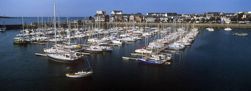 无人,家,码头,横图,全景,俯视,室外,白天,旅游,度假,海浪,海洋,美景,天际线,港口,船,法国,欧洲,一排,许多,阴影,整齐,并列,并排,光线,影子,房屋,屋顶,屋子,景观,浪花,游艇,很多,顶棚,娱乐,楼房,住宅,排列,蓝色,蓝天,天空,阳光,自然,海水,交通工具,天,享受,休闲,景色,放松,晴朗,布列塔尼,西欧,队列,法兰西,自然风光,载具,平行,海景,游艇码头,万里无云,法兰西共和国,法兰西第五共和国,菲尼斯泰尔省,布列塔尼地区,非尼斯泰尔省,孔卡尔诺,大海,风浪,海,海水的波动,近岸浪,涌浪,晴空,晴空万里,彩图,高角度拍摄,房子,摆渡口,埠头,渡口,渡头,港湾,海港,口岸